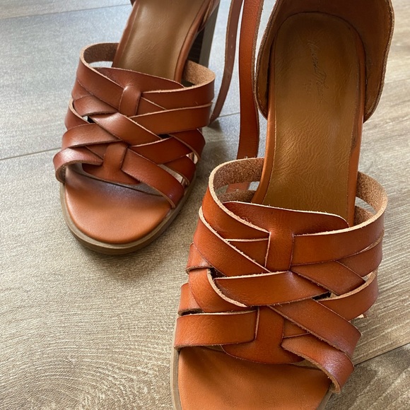 GUARACHE HEELS (7.5/8) - Picture 4 of 5